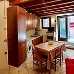 Nido Tra Castello E 代森扎诺-德尔加达